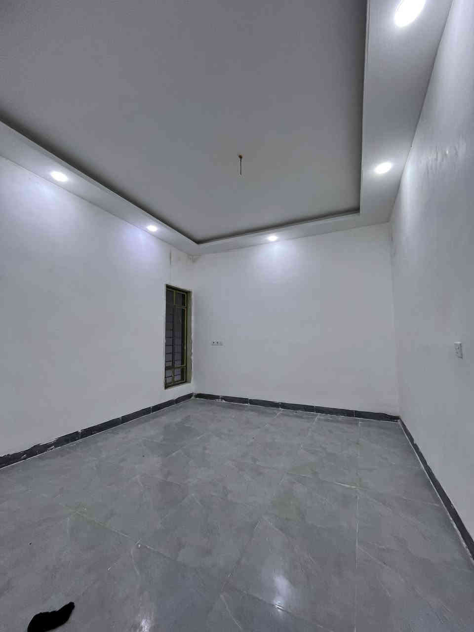 للإيجار - شقة 👍

*المواصفات:*
- *المساحة:* ١٥٠ متر مربع 🏠
- *البناء:* حديث 🔝

*التفاصيل:*
- هول 🏠
- استقبال 👥
- مطبخ 🍳
- غرفتين نوم 🛏️
- صحيات 🚽
- بيتونه 🌟
- سطح 🌞

*للمزيد من المعلومات:*
- *الاتصال على:* *********** أو *********** 📞
- *عنوان المكتب:* حي البكر، سايدين الكنيسة، مجاور معهد النجاح، عقارات أرض الملوك 📍
