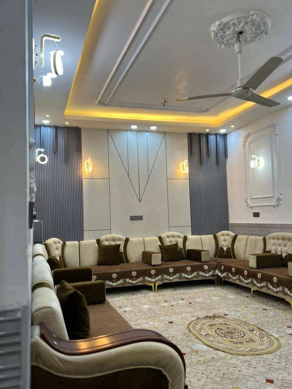230متر  فول بناء جناي درجه اولى
سعر 78مليون وبيه مجال 
#طابو_زراعي_سند_25_نتصال***********
 
#عنوان_لبيت_نجف مقابيل قرية الغدير 

اساس وسقف صب مركزي 
بناء طابوق 🧱 
غرفتين وصاله وستقبال ومطبخ وصحيات داخليه وخارجيه 
بيت جاهز مفتاح 🔑 

#يبعد_عن السوق مسافه بسيطه 
@#شارع تبليط بعرض 20 متر وكافت الخدمات متوافره
