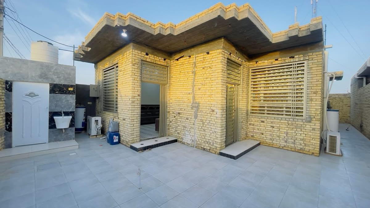 🏡 بيت زراعي للبيع 🏡
📍 الفضليه – شارع البيطره
يبعد عن الشارع العام 150 متر فقط

📐 المساحه : 230 متر

✨ بناء حديث جداً درجه أولى
🧱 الطابوك كونكريت

🔹 يتكون من:
• غرفتين
• ديوانيه
• صاله
• مطبخ
• صحيات داخليه وخارجيه
• ساحه كبيره
• ترك داير للبيت

💰 السعر : 62 مليون
🔥 السعر جداً جداً مناسب وبيه مجال للشراي

📞 للاستفسار والتواصل:
ابو امير : ***********
منتظر حازم : ***********

🏢 نستقبل كافة العروض الطابو والزراعي بيع وشراء
في جميع مناطق سوق الشيوخ
📍 مكتب الأمير للعقار – حي الجوادين قرب الصيدليه مباشرتا
