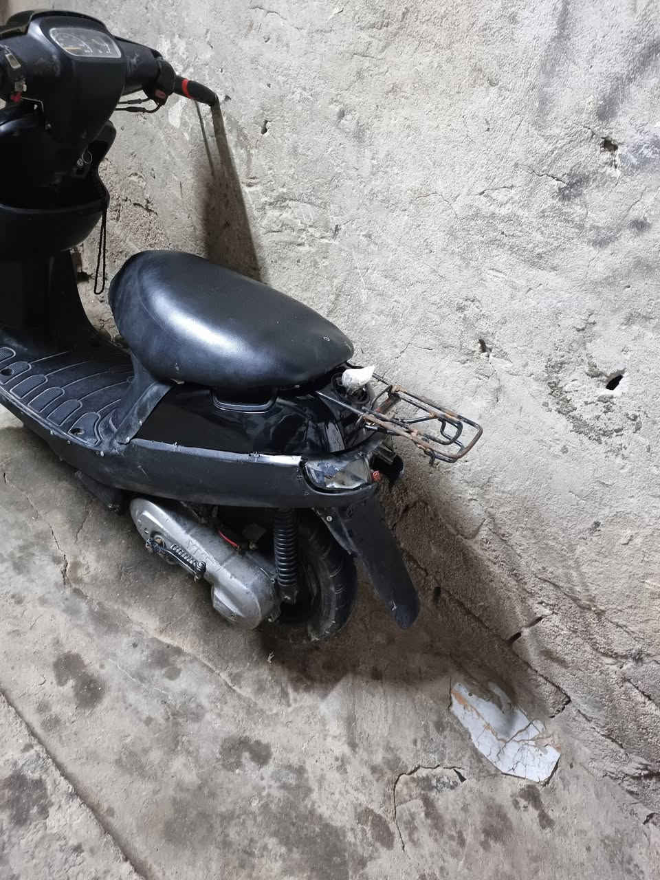 سلام عليكم دراجة بطه للبيع شغاله محرك ناعم سعر 140 وبيه مجال 
كهربائياته شغاله 
سويج هندر كلشي شغال 
سلف يرادله باتري وتشتغل سلف 
الدراجه نضيفه وربع ماذب عليه 
شغل وطلع وين ماتريد 
رقم واتساب *********** المكان البصره براضعيه
