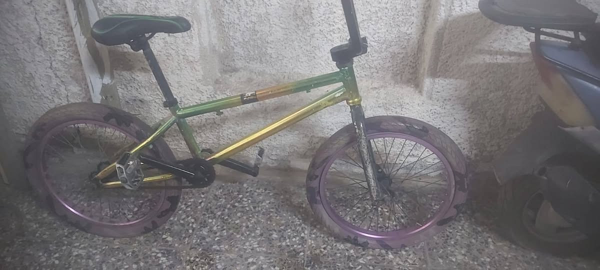السلام عليكم جيتي للبيع 
بايسكل جيتي سبع الوان  BMX كامل  نضيف  بس التأير الكدام نازل السعر  خاص  او واتساب  ***********

