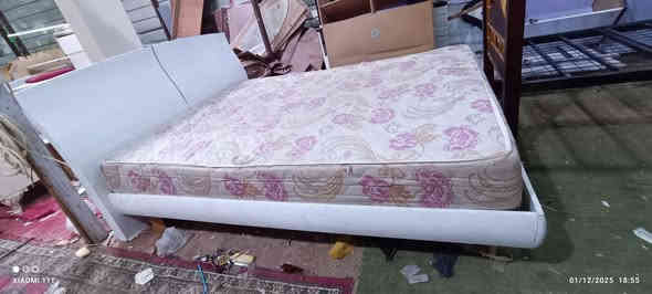 سرير نفرين تركي مع دوشك ضغط قياس متر ونص عرض في مترين طول اربع رجلين خشب مع رجلين حديد بالوسط يعني حلم توكع ***********
