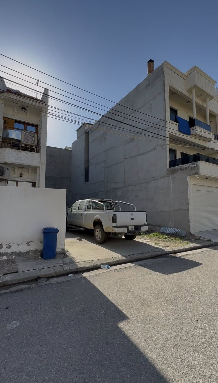 قطعه بو فروتن ل گرى سور 
واجيهه شرق 
مساحه 150 متر
نيزيك شارعى
سعر 10 دفتر و 50 ورقه ومجال
***********
***********
