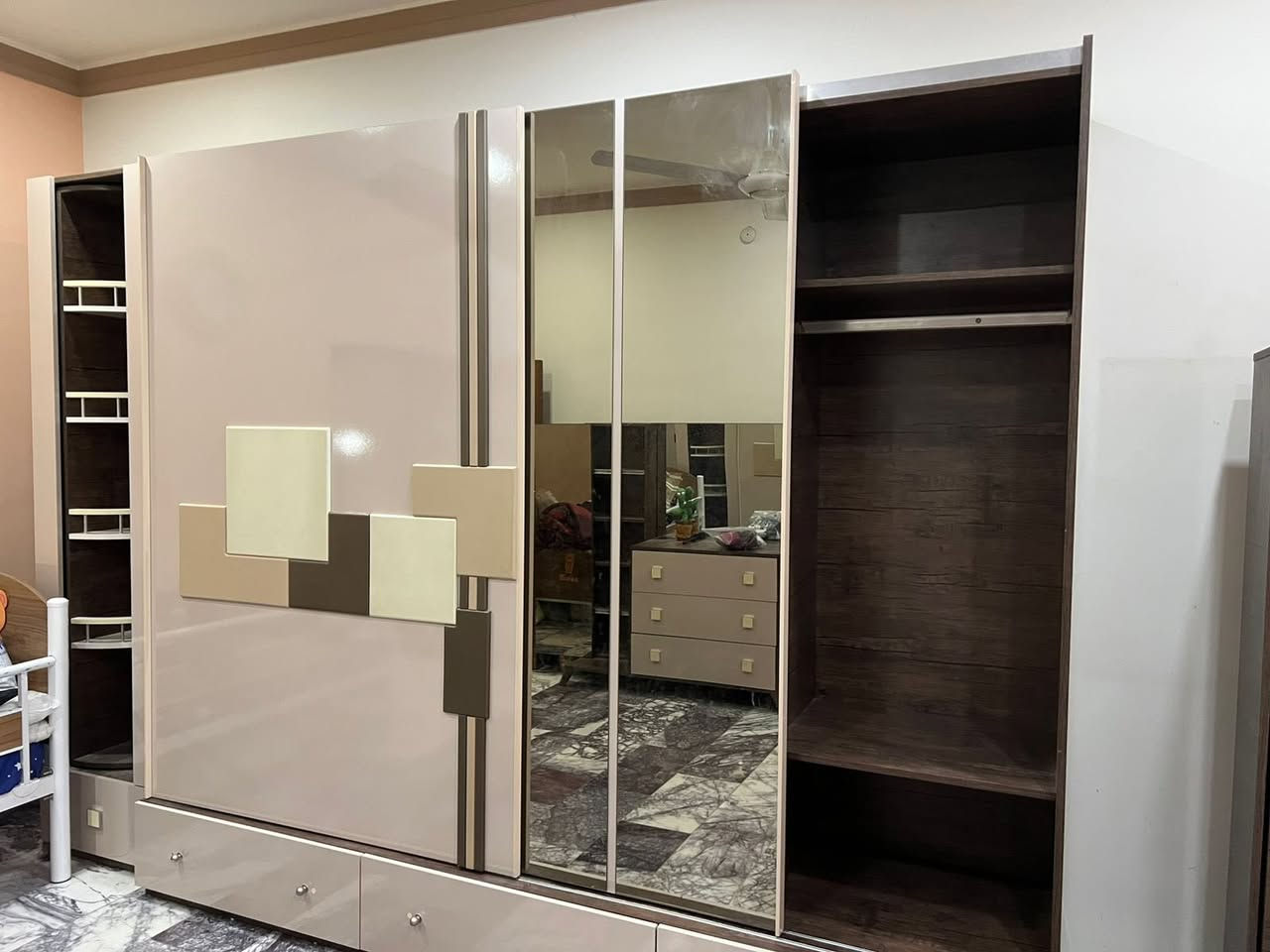 غرفة نوم تركي 11 قطعة درجة اولى ظهر الكنتور بلوك استخدام قليل بيع مستعجل 
للاستفسار الاتصال على الرقم ***********
المكان حلة
السعر مليون و 600
