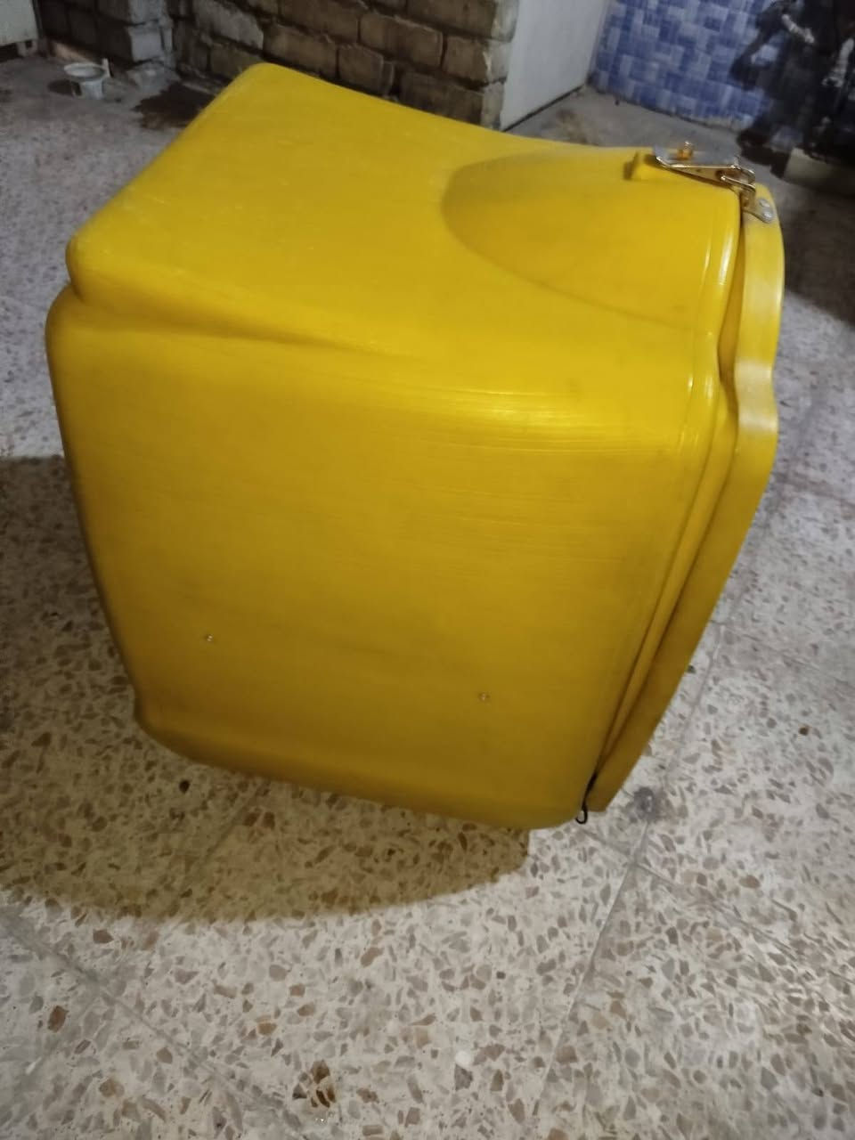 السلام عليكم صندوك مال دلفري للبيع جديد صارله اقل الشهر من اشتريته جديد مثل ما موضح بالصوره الحجم الجبير سعره 40 الف مكاني بغداد البياع رقم الهاتف ***********
