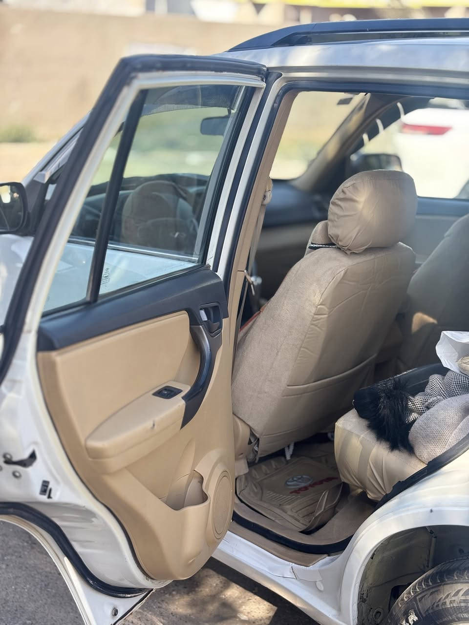 السلام عليكم
للبيع تيكو 2013 رقم بغداد دولي 

كير محرك صدر خير من الله 

ماشيه 128 الف حقيقي 

سلايد روف مشدودلها شاشه وكامره دواره 
سياره مال بنيه ممتعوبه

السعر ٥٩ وبيها مجال بسيط 

مكان السياره شارع حيفا 
***********
