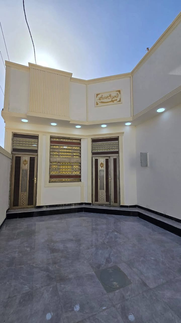 تحية طيبة يوجد لدينا بيت في ابو خصيب حي الجوادين مقابل صناعية حمدان مساحة 200متر يحتوي على 3غرف نوم و صاله و مطبخ و صحيات داخليه و خارجيه و استقبال ركن على شارع 10متر سعر 125و قابل للتفاوض ***********
