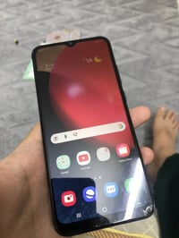 كلكسي A02s ذاكرة 64  الشاشه مفطور بس بدون تاثير على المس نهائيان  ويه ...