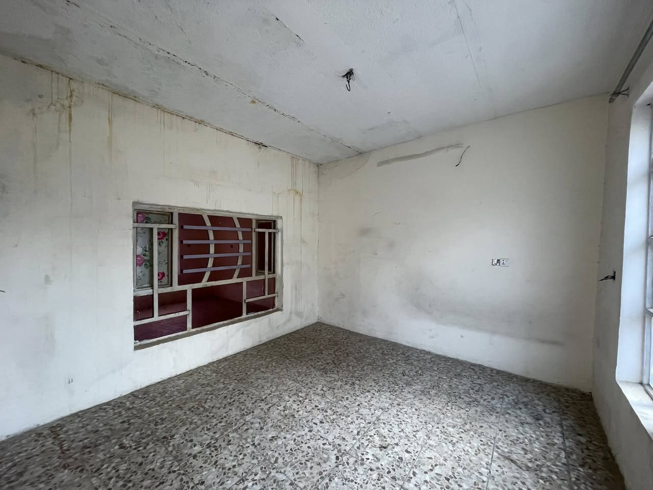 � إعلان مكتب الديار العقاري
🏠 دار للبيع
📐 المساحة: 144 متر
🏗️ نوع البناء: عكَادة
🏢 تتكوّن من طابقين

🔹 تفاصيل الطابق الأول:

 • طارمة
 • غرفتين نوم
 • غرفة استقبال
 • هول
 • مطبخ
 • وترك داخلي
 • حمّامات

🔹 الطابق الثاني:

 • غرفتين نوم فقط

  الدار مناسبة للسكن العائلي.

📍 موقع الدار:
مدينة الصدر – قطاع 24
خلف الدكتور صادق الموسوي

💰 السعر: 220 مليون
✳️ بيه مجال

📞 للاستفسار الاتصال أو مراسلة الخاص
***********

🏢 عنوان المكتب:
بغداد – مدينة الصدر – قطاع 18
مكتب الديار العقاري
