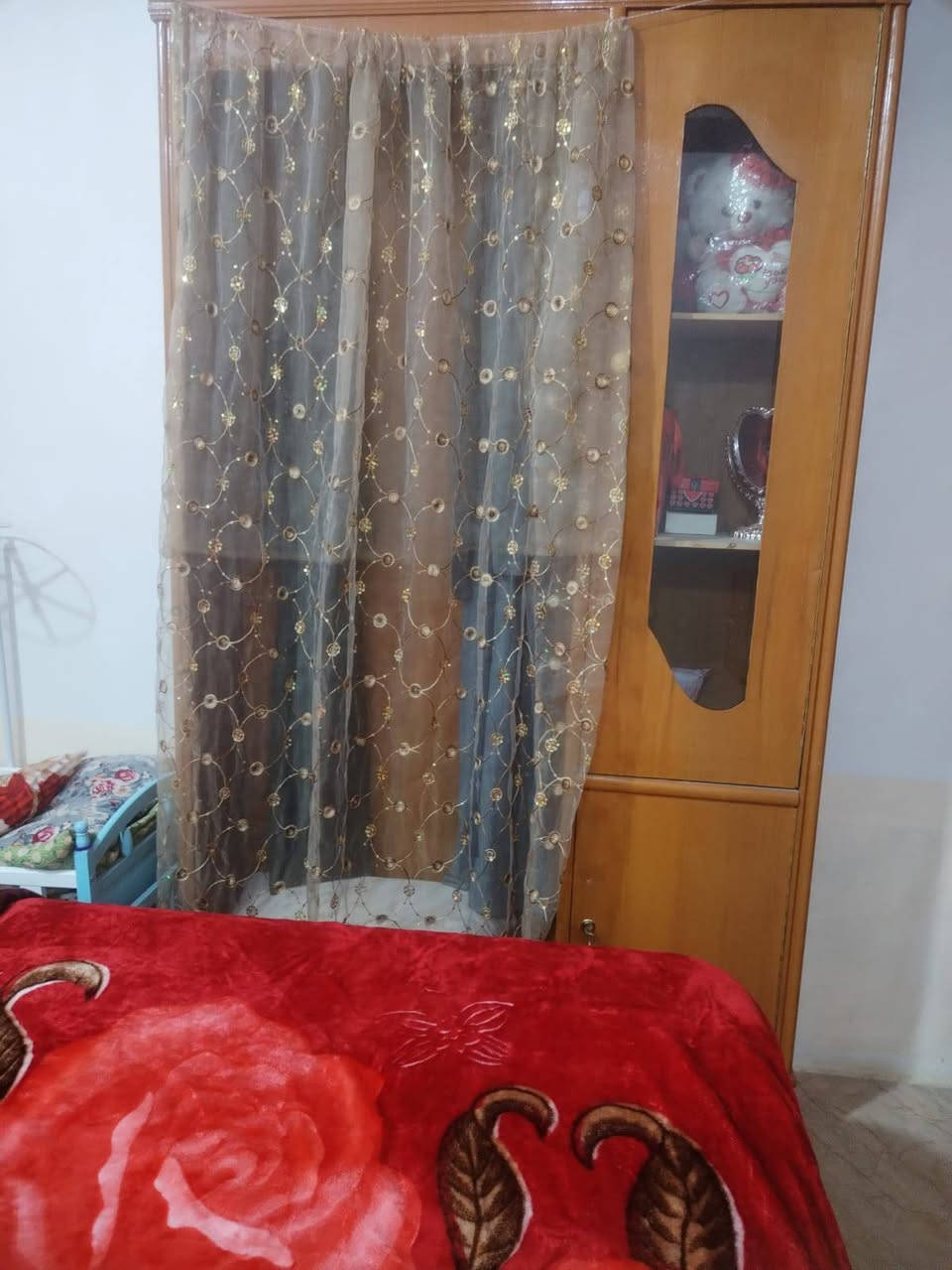 السلام عليكم غرفه اخشاب للبيع ست قطع الغرفه تسكام نظيفه السعر 750 رقم   ***********
