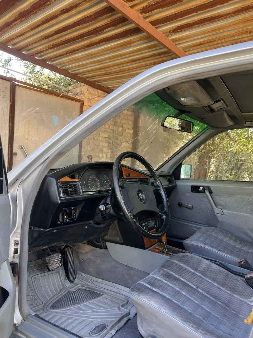 سلام عليكم مارسدس 190 للبيع موديل 1990 رقم أربيل كير مكينه جدد كهربائيات كله شغاله منظومة بانزين جديده. باتري جديد راديتر جديد  السعر 43$ وبيه مجال قليل
اتصال على رقم *********** اوتساب 
العنوآن النجف الأشرف
