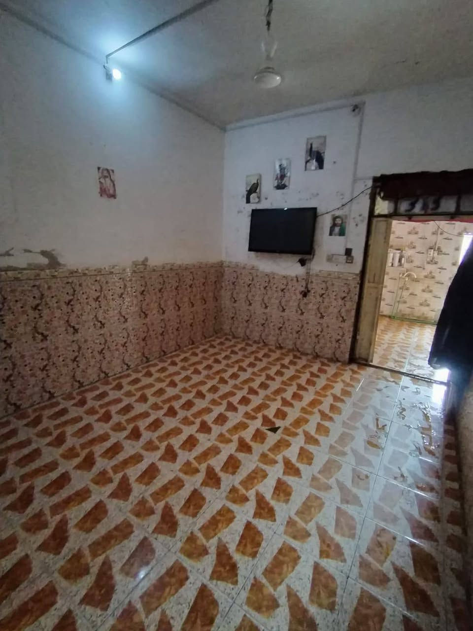 بيت للبيع طابو صرف
قرب ملعب الحاوي.        سعره 65

مساحه 100 م

بناء بلوك +فرمستون 

البناء طابقين 

الطابق الاول غرفه وصاله ومطبخ وديوانيه وصحيات 
الطابق الثاني غرفه فرمستون...

***********
