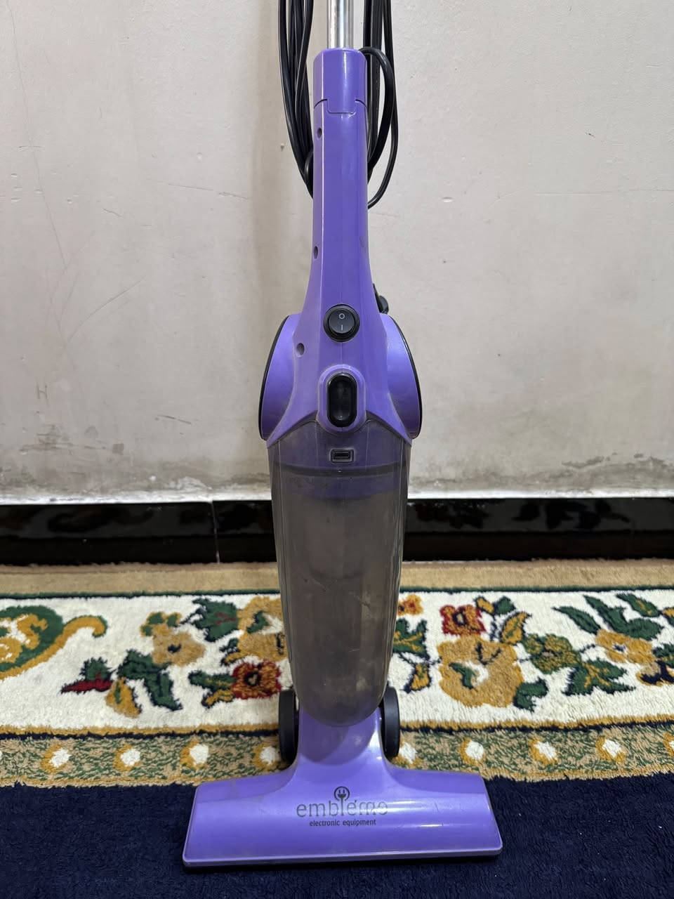 مكنسة كهربائية مستعملة نظيفة تشتغل مولد وطني السعر 25 الف عنوان بغداد بنوك للتواصل ***********
