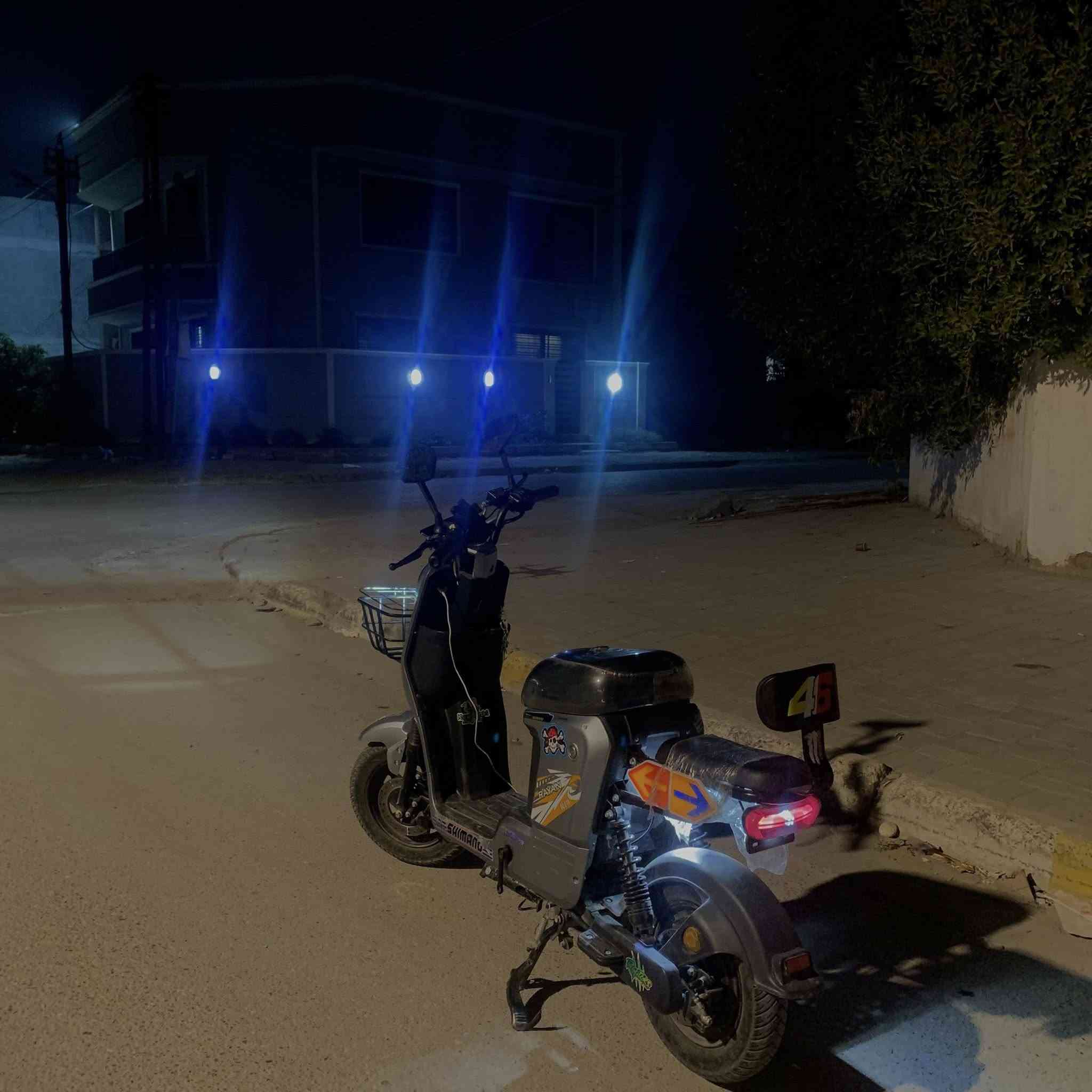 السلام عليكم 
دراجة شحن R10 ريان للبيع.  محتاج واريد أبيعها 
ضوء لد قوي عالي ناصي 
أشاير يمنة يسرة دبل إشارة
اكسسوارات دراجة كشن مدوشم
5 بطاريات اصلية 
مرايات جانبية 
ستاند 2 سويج +بصمة 
3 سرع 
هورن 
رجوع خلفي بك R
بريك قوي جدا امامي خلفي 
الدراجة كاملة 
رايدهة ب500 قفل 🔒 
مكاني بغداد حي الجامعة النسيج قرب مخازن الأدوية 
رقمي*********** متواجد بكل الاوقات
