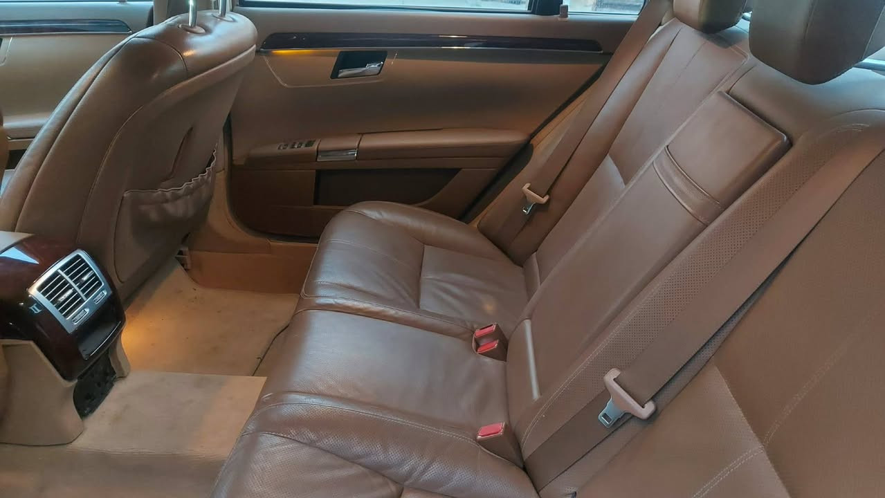 مارسدس أدوات رئاسي باب طويل S500 موديل 2008 للبيع
ما بيهه قطرة صبغ ولا تبديل 
متومة شغل درجة اولى حتى رقم الشاصي
فول مواصفات
بنوراما 
كامرة امامية كامرة خلفية 
بردة خلفية وبردات جانبية
صندوگ كهرباء
تخم تاير دنلوب جديد
صدر جديد
مكان السيارة : بغداد / حي الجهاد
السعر : 69 ورقة
للاستفسار / ***********
