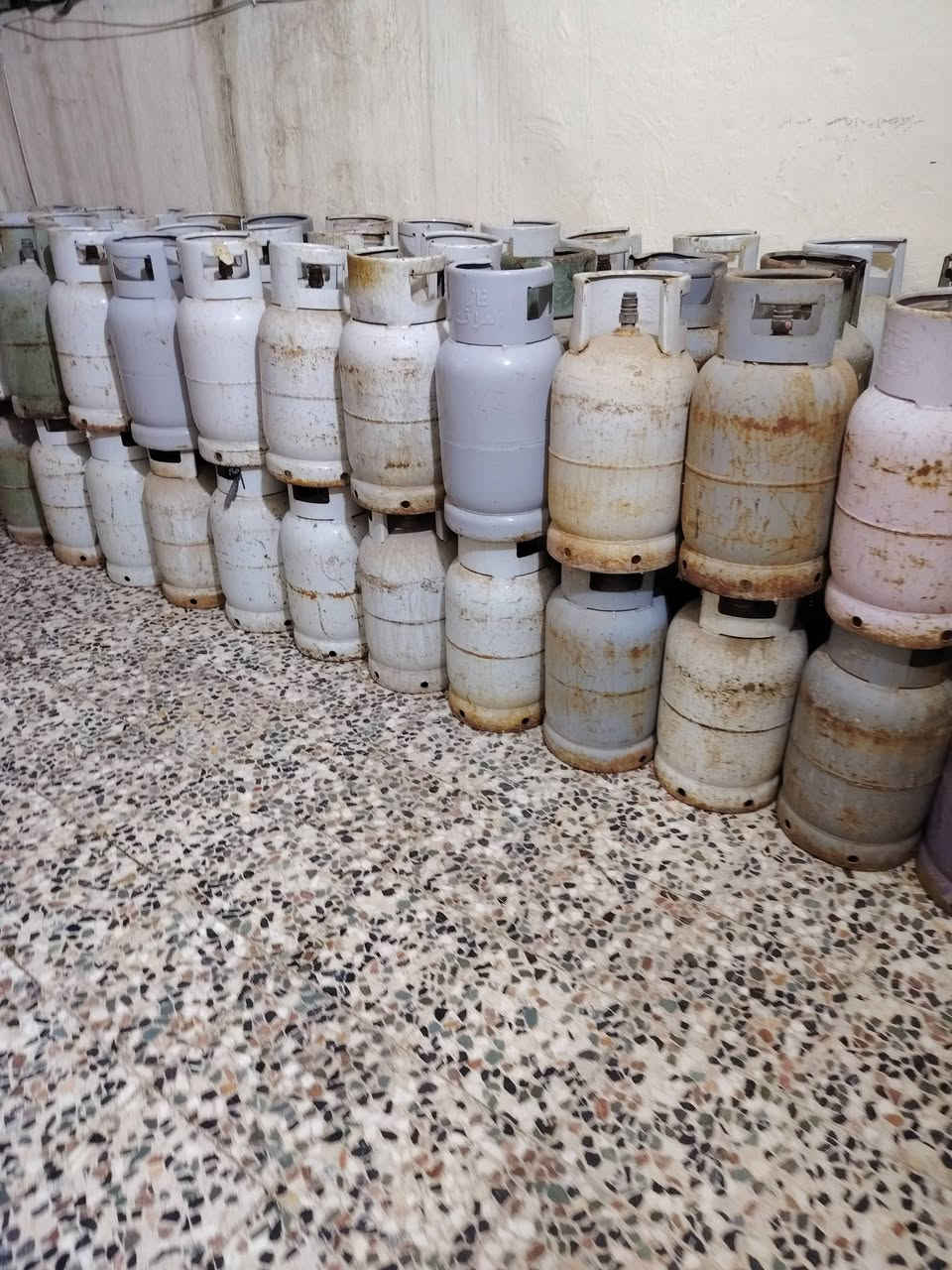 سلام عليكم خوان لدينا دباب غاز لبيع حديد سعر الوحدة 52الف نهايتهه عراقيه بدون دهرة العنوان حي الحسين  قرب الرعايه القديمه الرقم ***********
