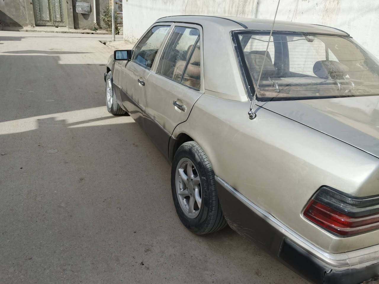 مراوس بطه مارك كرسته
مرسيدس دب محرك وكير بطه 
موديل 87 
رقم بغداد
سنويه ل27
صدر الأمامي والخلفي جديد
كهربائيات كلها شغاله
بس التبريد البواري مكسره 
ذي قار الفجر 
***********
