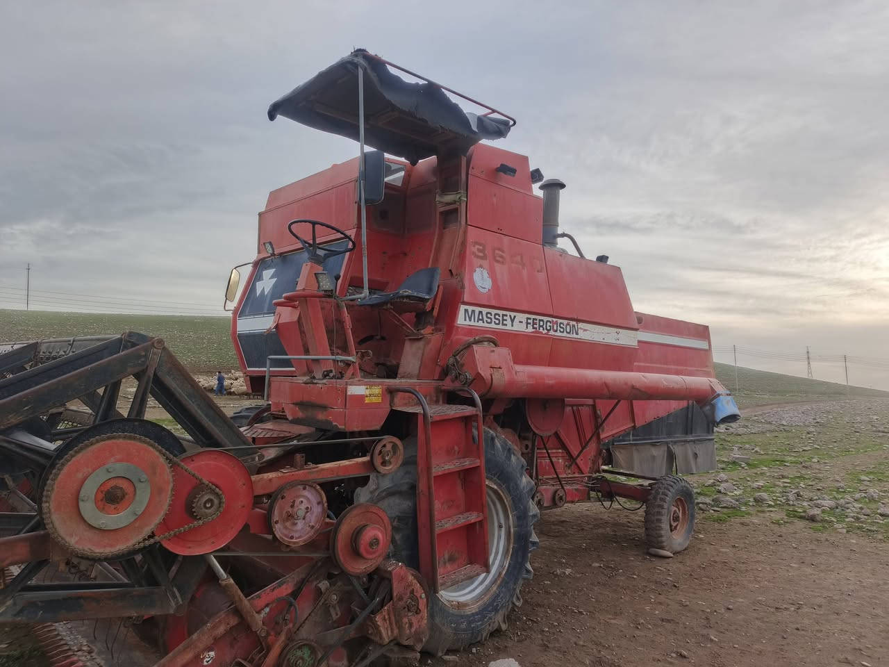 سعری 5 ملیۆن 
دەراسە فەرگەسۆن مودیل ١٩٩٠
کتابی شریکەی هەیە  گێر و مەکینەی بە شەرتە
محمل کامل ئیش دەکات مەزبووتە  شوێن دوروبەری هەلێر
***********
