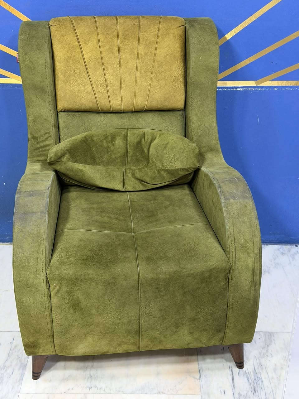 للبيع تخم وميز مكتبي عنوان بغداد ***********
