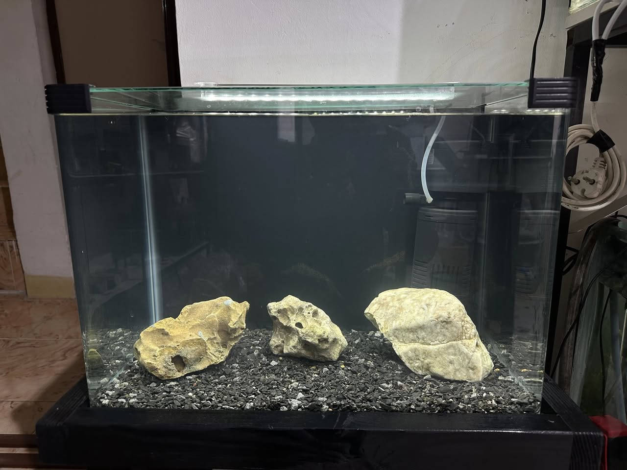 بە كاملی نرخی بۆتە  ٧٥ هەزار
حەوزی شەریكەی پێش قەوس كە مێزی تایبەتی خۆی بۆ دروست كراوە بە شێوەیەكی زۆر ڕاقی
لیدێكی سپی لەگەڵە
سەقفی شوشەی شەریكەی خۆی لەگەڵە
فلتەری ناو حەوزی لەگەڵەو هەمیش ئۆكسجینە
 بنی حەوزەكە بە بەردی هاڕاوی ڕەش ڕازاوەتەوە
٣ بەردی گەورەی  لەگەڵە وەك دیزاین
پشتی باگراوندی ڕەشی لێدراوە
قیاسی حەوزەكە درێژی ٥٠ سم بەرزی ٣٦ سم پانی ٣٢ سم
قیاسی بەرزی حەوزەكە بە مێزەكەوە ٩٢ سم 
___________
ئەوەی ویستی نامە بنێرێت لە واتس ئەپ یا ڤایبەر 
***********
گەیاندنمان تەنھا بۆ ناو سلێمانی ھەیە
