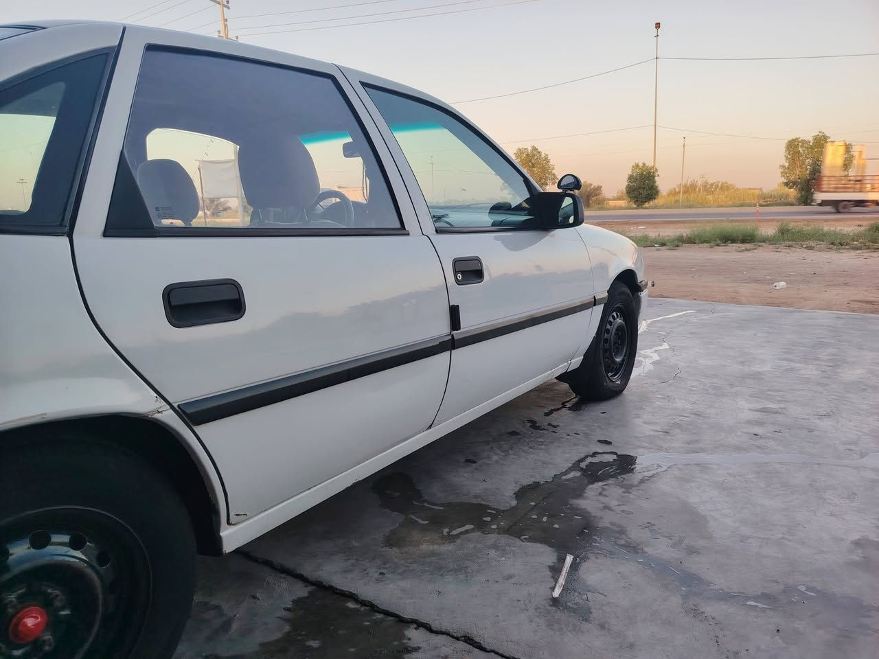 🔥 أوبل فكترا 95 — نظافة بيت ومال جناي 🔥
للبيع أوبل فكترا موديل 1995، سيارة محافظ عليها بشكل ممتاز ومتعوب عليها، استخدام شخصي مو تكسي ولا خطوط.
✅ رقم إنكليزي مسطرة
✅ لون أبيض مرتب وجمالي
✅ كير أوتوماتيك مكفول
✅ مكينة مكفولة وفحص
✅ ABS شغال
✅ تبريد بلادي ثلج بالصيف
✅ تراي 200 ناعم جداً وكفالة فحص
✅ صدر أمامي وخلفي
✅ دسكات أمامي وخلفي
✅ جامات وكهرباء شغالة أصولي
✅ السيارة جاهزة للاستخدام وما تحتاج أي صرف
🚗 سيارة نظيفة من الداخل والخارج، مال بيت ومحافظ عليها، تركب وتمشي بكل ثقة. سنتر لوك قفل مركزي 
. ***********
