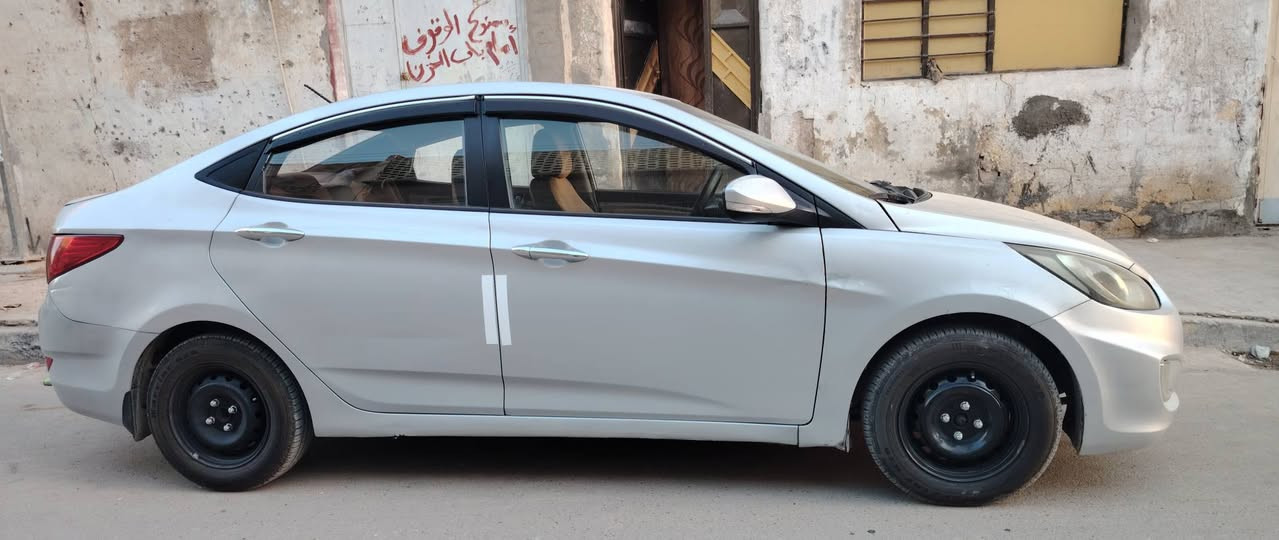 أكسنت 2016 خليجي
1600 قطرتين 

مكان السيارة النجف الاشرف 
كير ومحرك مكفول 
بيها جاملغ خلفي و 4 اصابع من الجنطة فقط مع باردات بسيطة مكحلهن ، 
طخم تاير جديد 
رقم بابل انكليزي مشروع وطني بأسمي السيارة ، السعر 87 للتواصل *********** واتساب
