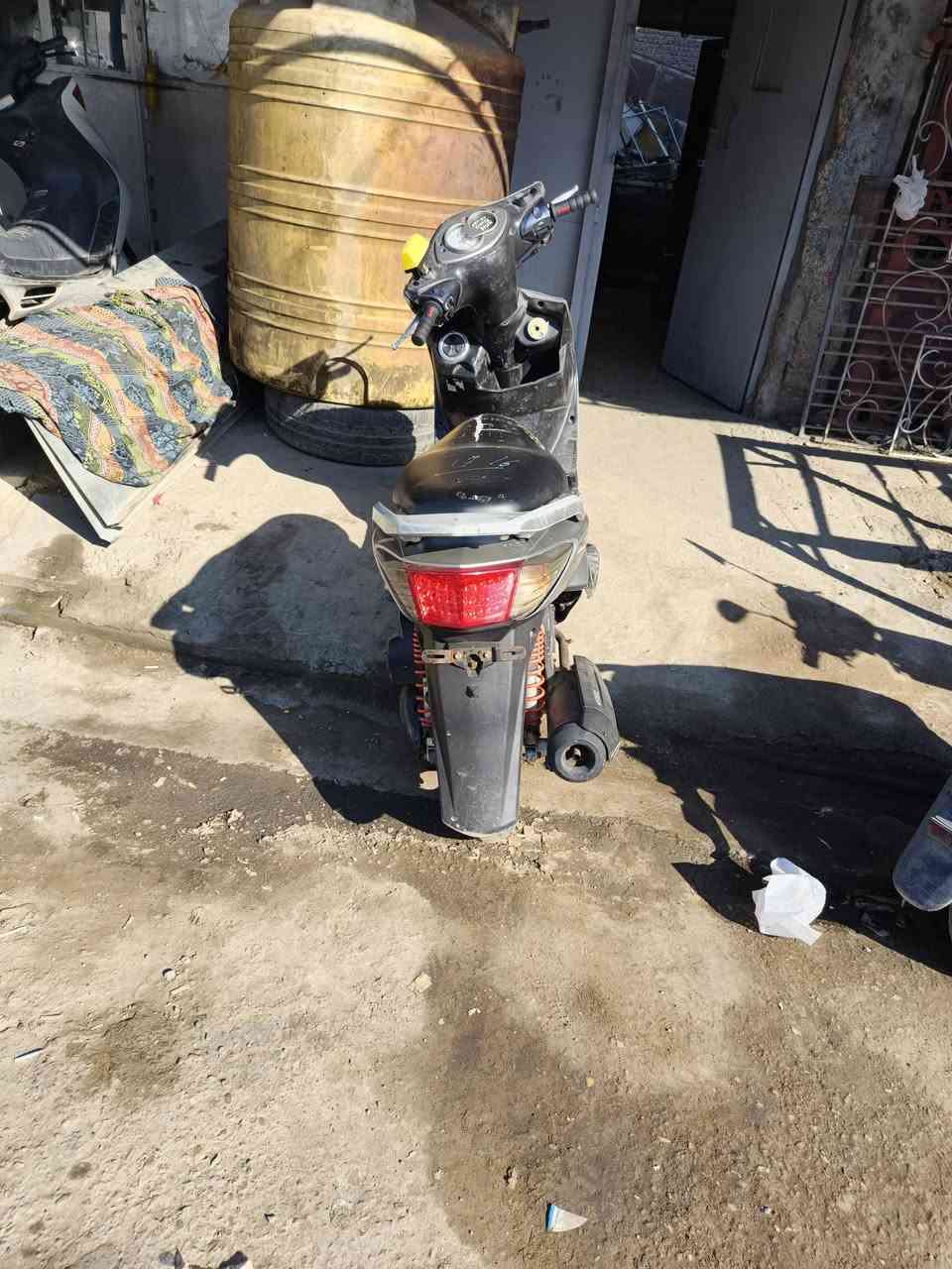 السلام عليكم سكنس فحل قبق مسح كامله بيها نقص بس تريشه اليمنه
والكيلو متر فقط 
نضافه 75 بلميه 
مكينه ع ايدي خير من الله دراجه تاخذها كبل لشارع متذب عليها ربع 
مكاني المشتل سعرها 600 وبيها مجال 
*********** متواجد خاص ومتواجد ع الواتساب
