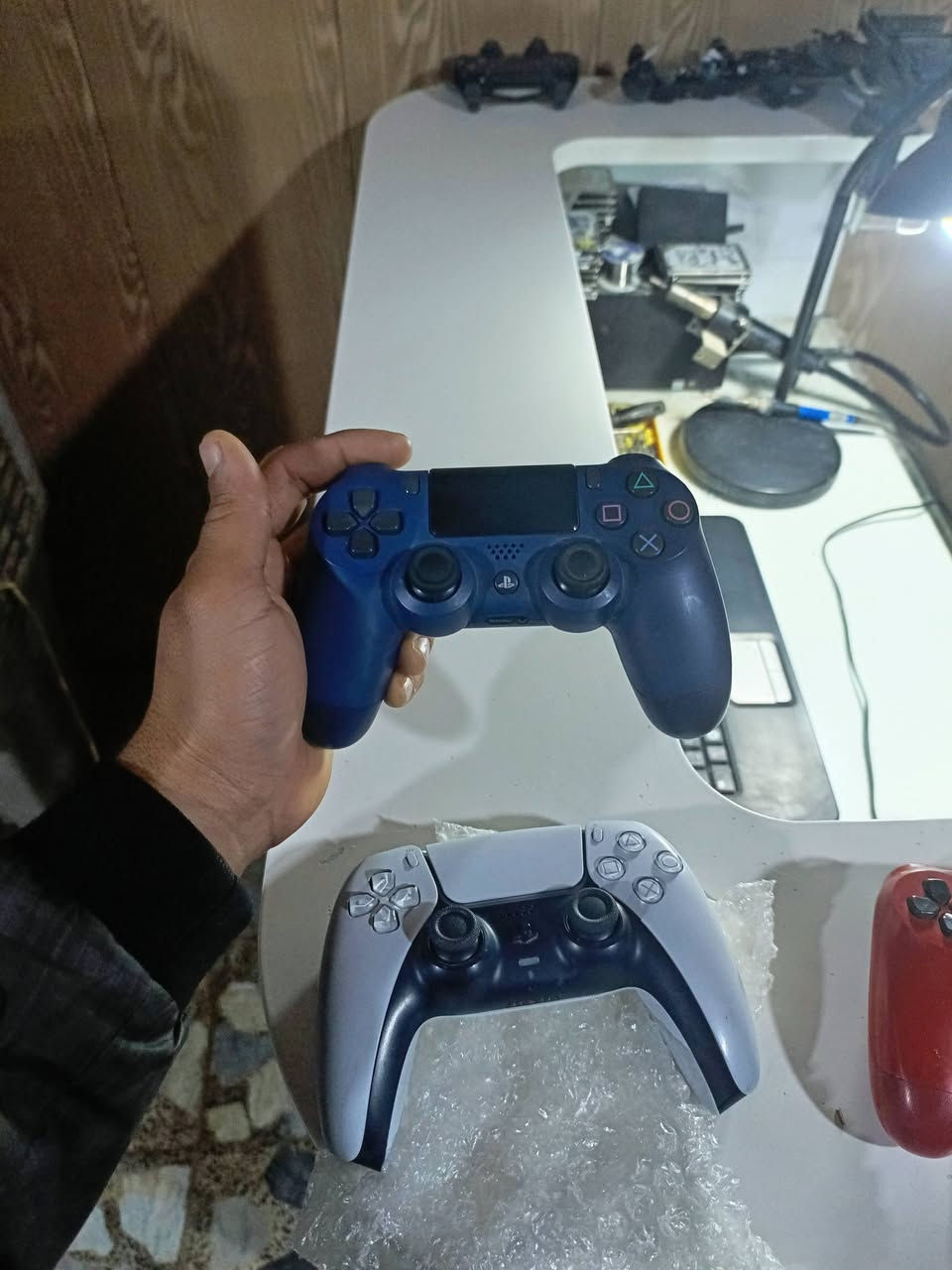 متوفر صيانه لجميع اجهزة العاب بلي ستيشن 
وتنزيل جميع الالعاب  
متوفر ايضا أجهزة بلي ٢.  ٣.  ٤.   ٥.  جديد ومستخدم مع الضمان. 
عمار السعيدي. حي الجمعية 
***********
