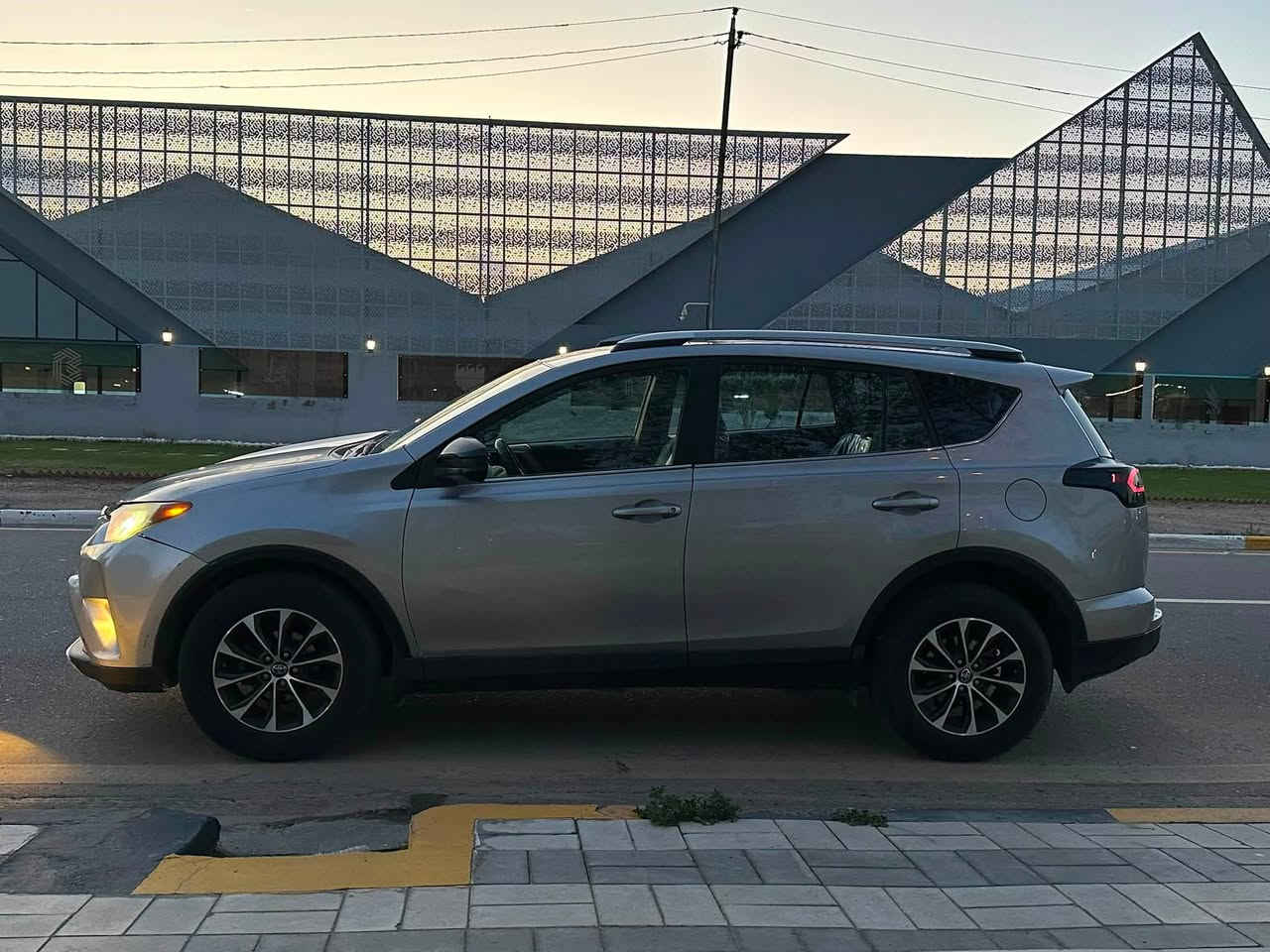 السلام عليكم
من رخصة الادمن المحترم 💙

راف فور RAV4 2018 وارد امريكي 

حادثها جاملغ امامي جهة السايق وشبر من الباب والبنيد بدون دواخل   ايرباكات سليمة وصور الحادث مرفقة بالمنشور  السيارة ماشية 105 الف كيلو متر  ، محرك 2500 اربعة سلندر ، تدفئة تبريد ثلج  .

مواصفاتها:

ويل كب

 رادار امامي

كامرة خلفية

تحكمات ستيرن

شاشة اعطال

نظام الخروج عن المسار

دفع رباعي AWD

تدفئة ستيرن 

 3 انظمة قيادة sport ,ECO,normal 

السيارة رقم بغداد الماني

السعر:162 ورقة 

رقمي : ***********

مكان السيارة بغداد العامرية
