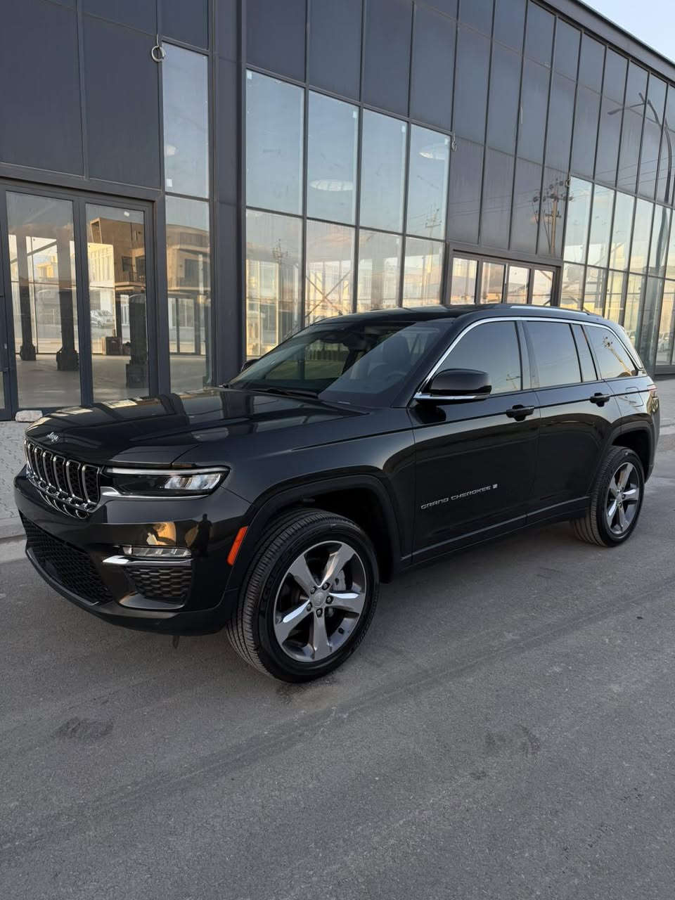 Jeep Grandcherokee Limited 2024 
فول فول مواصفات
پانوراما
ده بل اكسل 
شاشه گه وره
كشن هيتر
٣ مود ليخورين
صندوق جه گ
ويل گه وره 
فول فول 

بي بوياخ 
ارباك نه ته قيوه
ده عامي بو ده عامي بي گوراو 
بي تعديل
بي بوياخ

كلين 
٣ مانگ كاتي له گه له

***********
