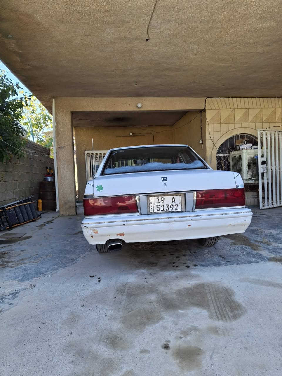 سلام عليكم
نيسان سترك موديل ١٩٩١
باسمي هزه جديده 
سياره كاعده حلوه مثل ماموضح بصور 
تخم تاير جديد 
باتري جديد 
كهربائيات كلها شغاله 
غرفتها حلوه 
تدفئه شغال  تبريد شغال عوزه بس كلج 
ترايك وين ماتريد 
مكان سياره بغداد المدائن 
رقم *********** بي واتساب
