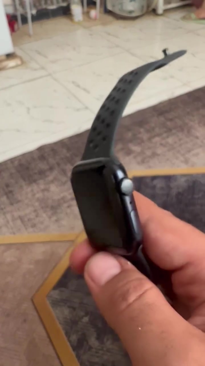 ابل ووتش se2 nike تجي مع كامل ملحقات الاصليه وشاحنها بدون سيرها النايك انطيك سير اصلي سبورت 
سعرها 180 الف 
بوجد توصيل ***********
