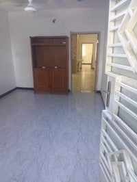 للإيجار ط2 معزول تماما غرفه واستقبال مطبخ وخدمات وخدمات صحية الدورة ال...