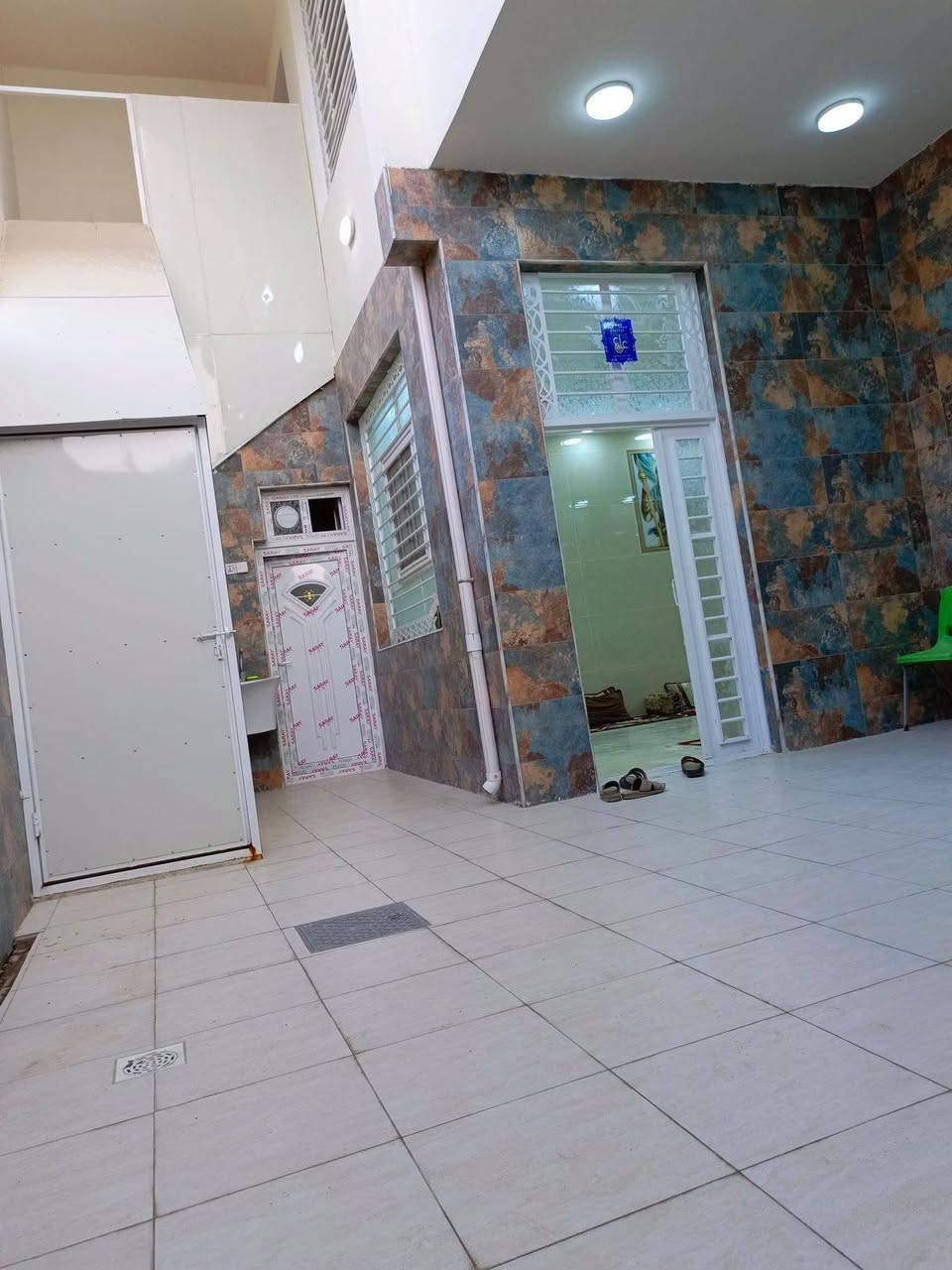 بيت بحي السواق للبيع قرب اسواق ليمونه خلف شارع الزهور مساحته 150 متر سعره 700 مليون وبي مجال الاتصال عالرقم ***********
