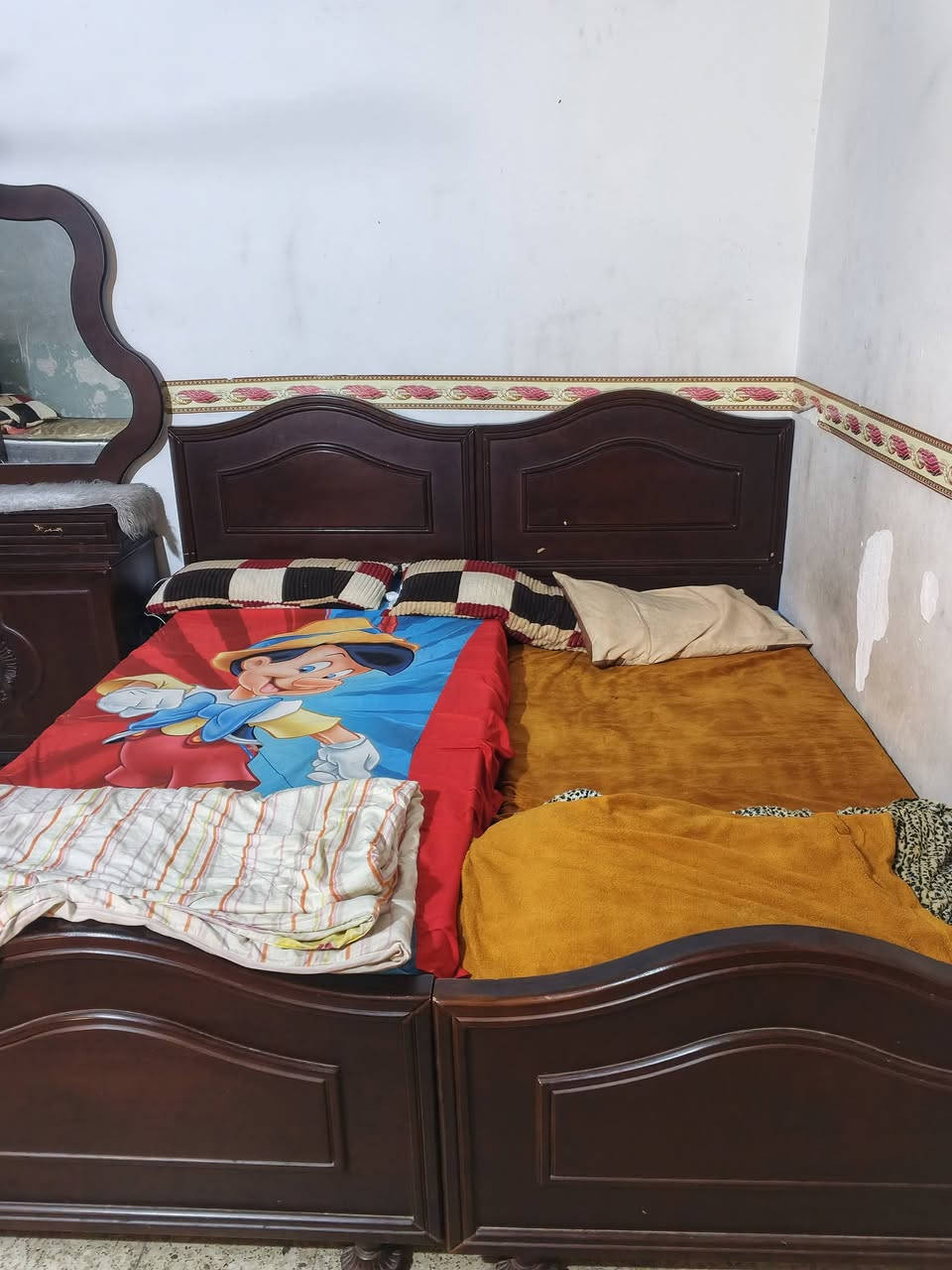 غرفتين صاج نجاره عراقيه للبيع مستعمل
الغرفه الاولى 

جربايه نفرين و كنتور ست

ابواب مع ملحقاته

الغرفه الثانيه 

ثلاث جربايات ام النفر

مع كنتور اربع ابواب
وملحقاته 

سعر الغرفتين معا مليونين و نصف
مكاني بابل

الرقم***********
