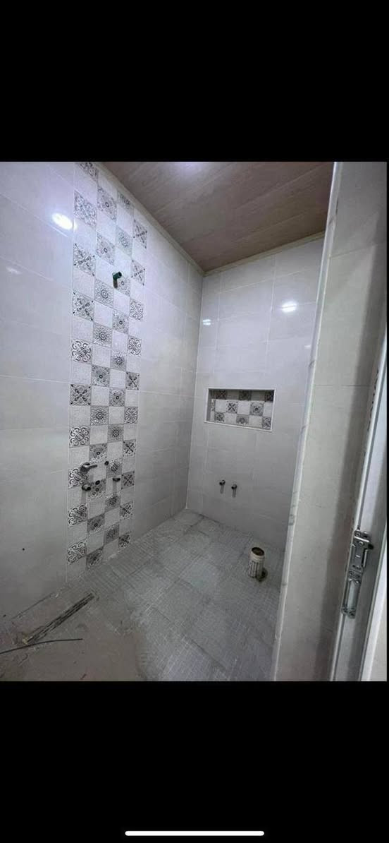 بيت للبيع ١٠٠م  في حي الجامعه بداية شارع عشرين الوسطي الواجهه ١٠ في ١٠ للاستفسار الاتصال ***********
