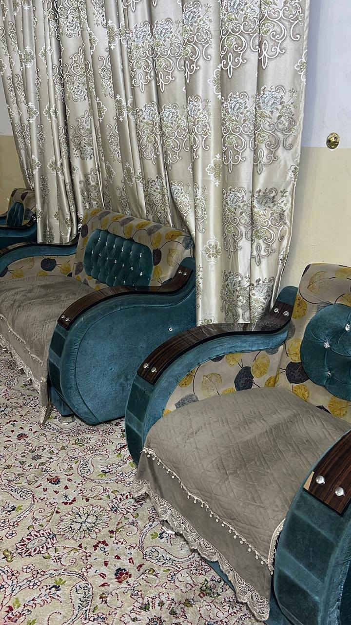 سلام عليكم ورحمة الله وبركاته تخم للبيع مع البردات سعر 250
وبي مجال 
تخم 10 نفرات 
بردات 3 قطع
***********
