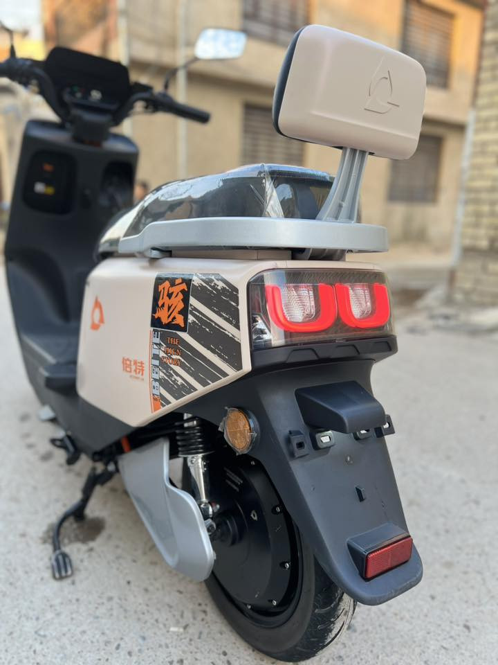 سلام عليكم للبيع ملف ٢٠٠٠ بطاريات ٦ السعر ٧٠٠ وبيه مجال ***********  مكاني بغداد
