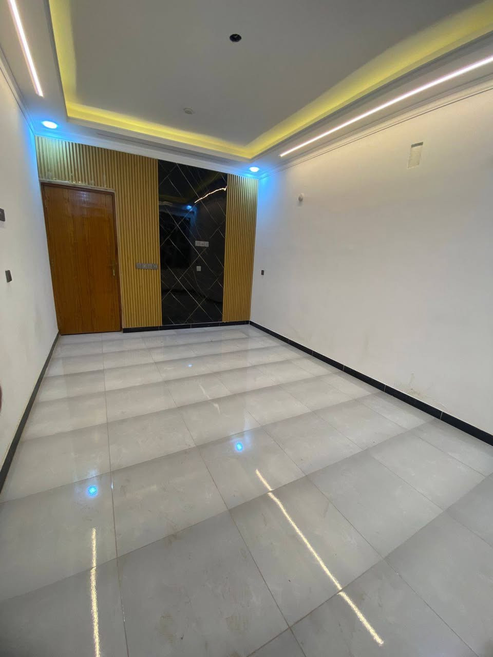 السلام عليكم دار للبيع منطقه الدوره الإسكان مساحه 100متر بناء حديث درجه اولى السعر 250 بي مجال شي قليل الدار غير مسكون زيرو ***********
