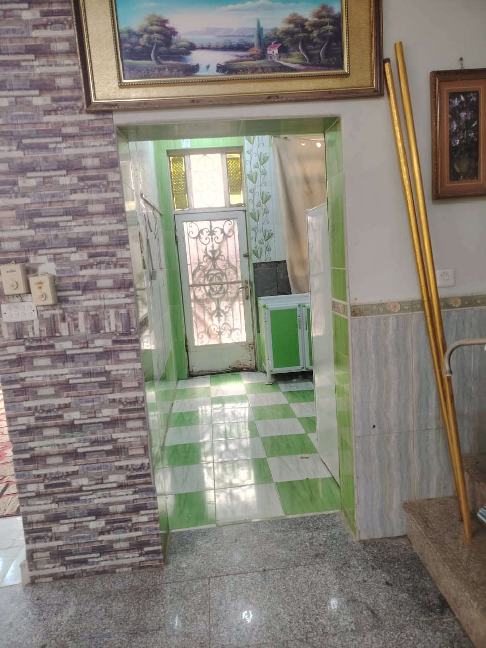 يوجد بيت لايجار بالخشابة يتكون من براني وغرفيتن وصالة وحمامات داخلية وخارجي لتواصل ع خاص او ع رقم موبايل ***********
