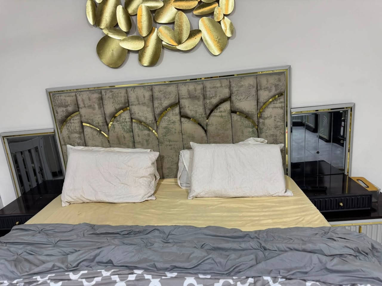غرفه نوم للبيع اضرارهابسيطه العنوان بغداد حي الحسين السعر مليون و٢٠٠ الرقم ***********
