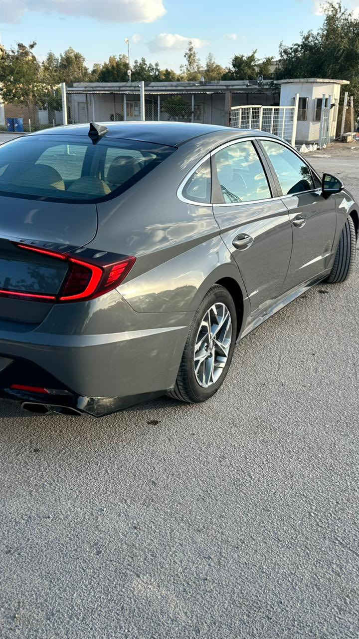 السعر 138 قفل
سوناتا ٢٠٢٠ sel وارد امريكي لونها مميز
موصفاتها الsel معروفه 
محرك 2.5 gdi مشروط
گير DCT ٨ نمر مشروط
رادار / تحديد مسار / نقط عمياء/ اوتو هولد /شاشه كبيره/عداد الكتروني/كروز ذكي/مانع اصطدام/لايت ذكي يعني هو يشغل عالي ويطفي وحدة
3 انظمة قياده 
السياره حادثها بابين صبغ مو تبديل جهة السايق وبيها بارد بالجاملغات اقل الشبر بصف البيبان بنفس الجهة ايرباگ برده فقط  🟥السونار مرفق🟥حادث امريكا مرفق
وهنا بالعراق صار بيها اثر حالوب بسيطة 
السياره حاليا ماشيه 90000  km وقابل للزياده
السياره بأسم شركة رشيد تريد وكاله تريد تحويل
السنويه تسقط شهر ال١٢ بال٢٠٢٦ 
السياره بدون فتحة بس مغلفة القماره جمالية
المكان النجف الكوفة 
***********
