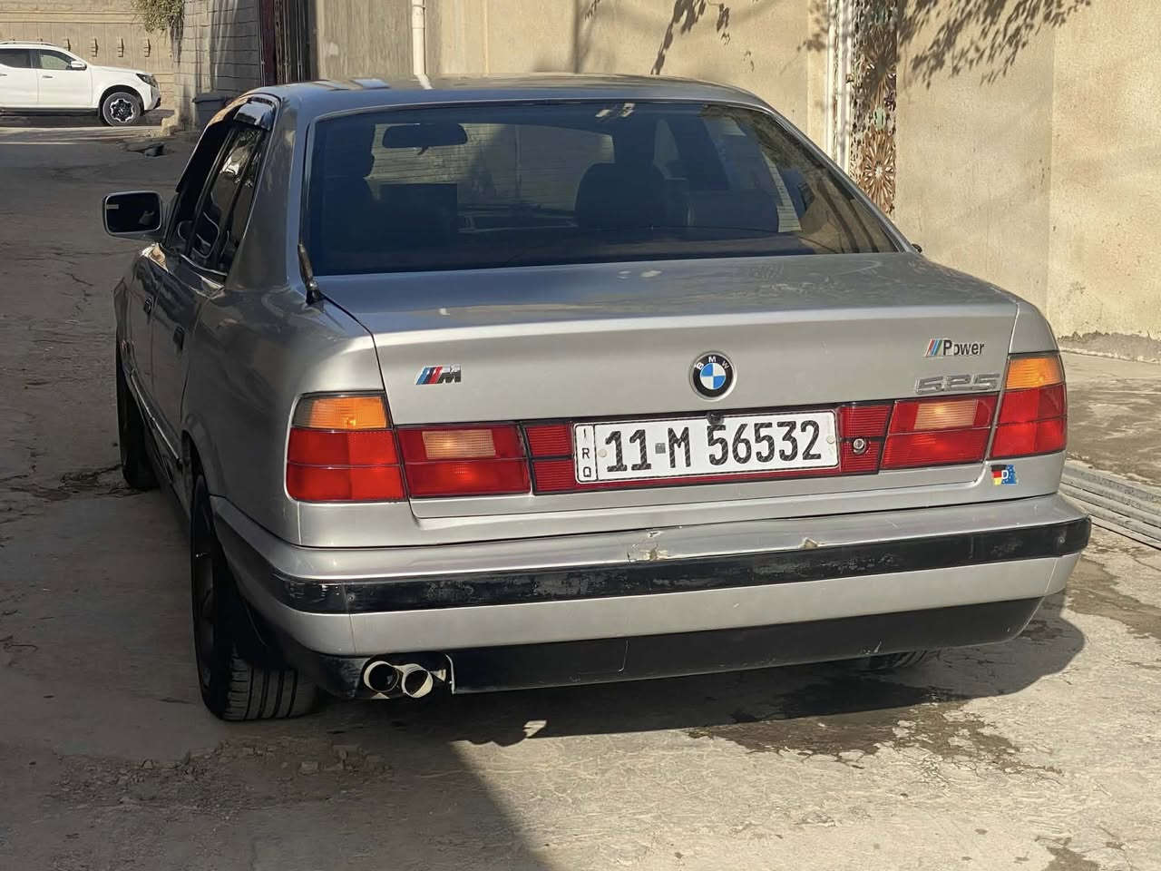 اللهم صل على محمد وال محمد 
سيارتي بي ام 525 للبيع نقد فقط 
السعر : 63 ورقة وبيها مجال بسيط 
كير ومحرك مسكر كفالة شرط تشك الكاع شك  حدادية امامي خلفي جديد تاير جديد سنتر لوك / لايت سوار والعالي زنون /شادلها شاشة وكامره ب 200 الف كهربائيات كلها شغالة تبريد امامي وخلفي شغال /السيارة بأسمي رقم دولي بغداد تحويل مباشر 
مكاني الناصرية رقم الموبايل ***********
