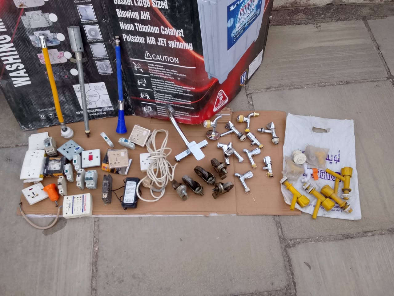 غراض بيع شلع.   كلهن نضيفات وبيهم
مامستعمل.   

بيع شلع.    قيم واخذهن 

 ***********
