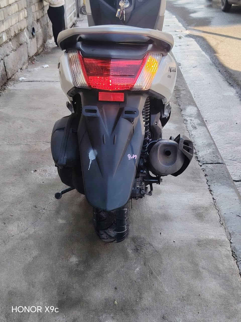 السلام عليكم ياماها ان ماكس محرك 155cc الدراجه اللبيع مكفوله كفاله عامه دراجه نظام ايبي اس استاند كهرباىي دراجه مكفوله كفاله عامه اريد ابيعها دراجه مشتريها من محلات معروفه (محلات كلشي وكلاشي للدراجات النارية)  الدراجه محرك ناعم دراجه رمبه دراجه معروضه( ٢٢ ورقه) وبيها مجال قليل حك الجيه رقمي *********** وبي واتساب وغير متراجد عله فيس
