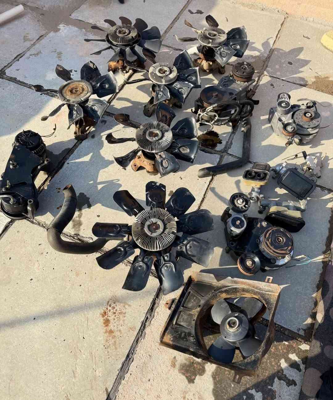 اخوان السلام عليكم عندي محركات مال جمسي هنه وكيورتهن كاملات وعندي غراض جمسي مثل ما موضح بلصور كاملات حته الضفاير والعقول وياهن 
***********
