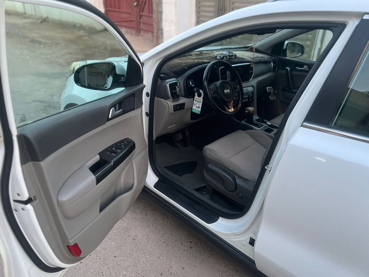 للبـيـع  كيا سبورتج 2018 (خليجي) 🚗
سيارة نظيفة جداً وجاهزة للاستخدام (مكفولة محرك وكير)، وتفاصيلها كالتالي:
​✅ المواصفات:
​الموديل: 2018.
​المواصفات: خليجي.
​التشغيل: سويج (مو بصمة).
​التبريد: جديد ثلج ❄️.
​الإطارات: تخم تاير جديد.
​✅ حالة (الضرر):
السيارة مكفولة من الحوادث القوية، فقط يوجد (رصعة خفيفة) في البنيد نتيجة طيران البنيد أثناء المشي، وباقية على وضعها (ترجع عالبارد بكل سهولة) لضمان المصداقية للمشتري.
​💰 السعر المطلوب: 170 ورقة (17,000$)
📍 العنوان: بغداد - المحمودية.
​للاستفسار ولمزيد من التفاصيل، يرجى المراسلة على الخاص أو الاتصال على:
[***********]
