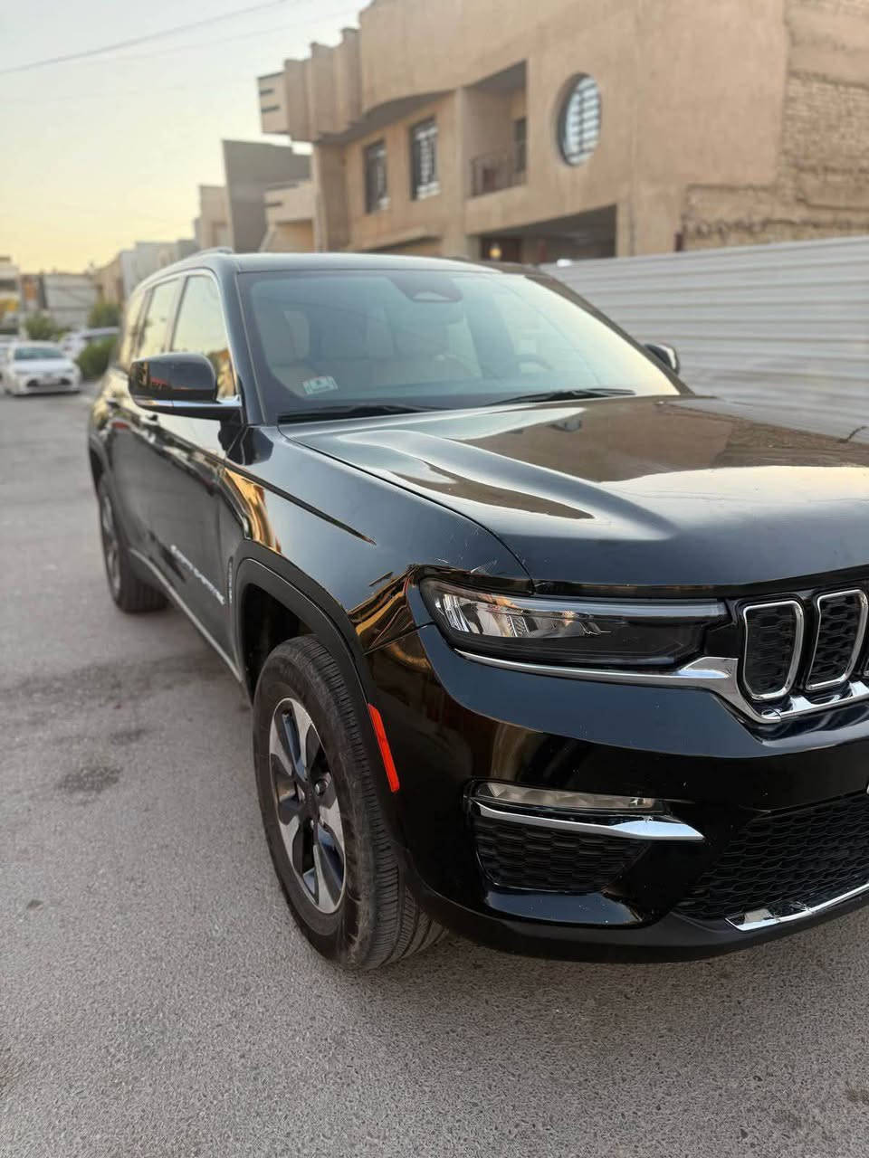 ‼️جيب كراند شيروكي هايبرد هايبرد السعر 275 قفلل‼️
فول مواصفات 
 

المحرك والأداء
 • محرك 2.0 لتر تيربو + نظام هايبرد (Plug-in Hybrid)
 • قوة إجمالية: 375 حصان
 • عزم دوران: 470 نيوتن/متر  ￼
 • نظام دفع رباعي دائم (4×4)
 • قير أوتوماتيك 8 سرعات
 • تسارع 0-100 كم خلال ~5.3 ثانية  

نظام الهايبرد
 • مدى كهربائي: حوالي 25–26 ميل (40 كم)  ￼
 • استهلاك اقتصادي: حتى 56 MPGe
 • مدى إجمالي (بنزين + كهرباء): حوالي 470 ميل
 • 3 أوضاع قيادة:
 • Electric (كهرباء فقط)
 • Hybrid (مشترك)
 • eSave (حفظ البطارية)

🛋️ المواصفات الداخلية (فل كامل)
 • مقاعد جلد فاخرة (تدفئة + تبريد + ذاكرة)
 • شاشة وسطية كبيرة + شاشة عدادات رقمية
 • شاشة راكب أمامي 
 • نظام صوتي فاخر
 • فتحة سقف بانوراما
 • إضاءة داخلية محيطية
 • نظام تشغيل ذكي + دخول بدون مفتاح

🛡️ الأمان والتقنيات
 • رادار أمامي + مثبت سرعة ذكي
 • تحذير خروج عن المسار + مساعد الحفاظ على المسار
 • كاميرات 360 درجة
 • حساسات أمامية وخلفية
 • نظام ركن ذاتي
 • كشف النقطة العميا

عدد المقاعد: 5 ركاب
 • سحب (Towing): حتى 6000 باوند
 • سعة صندوق ممتازة
 • فئات عليا: Summit / Summit Reserve (الأفخم

🚘 المواصفات الخارجية
 • جنوط رياضية قياس 20–21 إنج
 • إضاءة LED كاملة
 • مرايا كهربائية + تسخين
 • تصميم هجومي فاخر
 • باب خلفي كهربائي

للتواصل ‭*********** النجف, العراق
