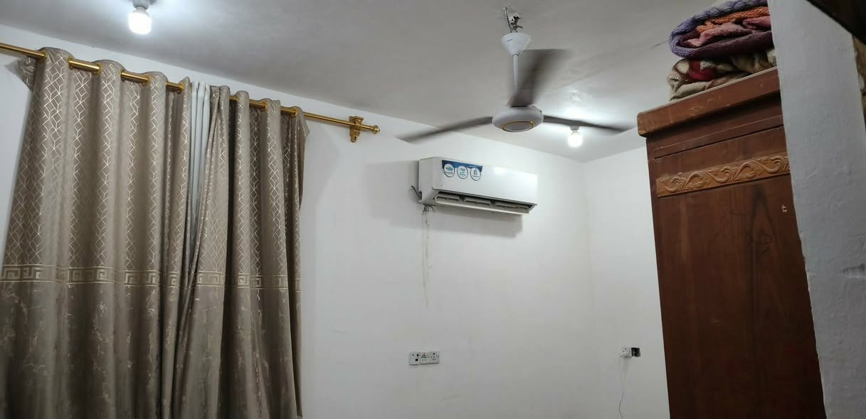 بيت مساحه 185 زراعي 
يحتوي على غرفتين وصاله ومطبخ وصحيات واستقبال 
الصاله عوزه ابياض،والاستقبال ما كامل السعر 100وبي مجال،البناء بلوك، مكانة بظهر المستشفى التركي مباشرةً اذا تاخذها قطعة تستفاد موقعها على شارعين رئسي تبليط وشارع فرعي كافة الخدمات ماء كهرباء وسحب..
للاستفسار الاتصال على الرقم ***********
