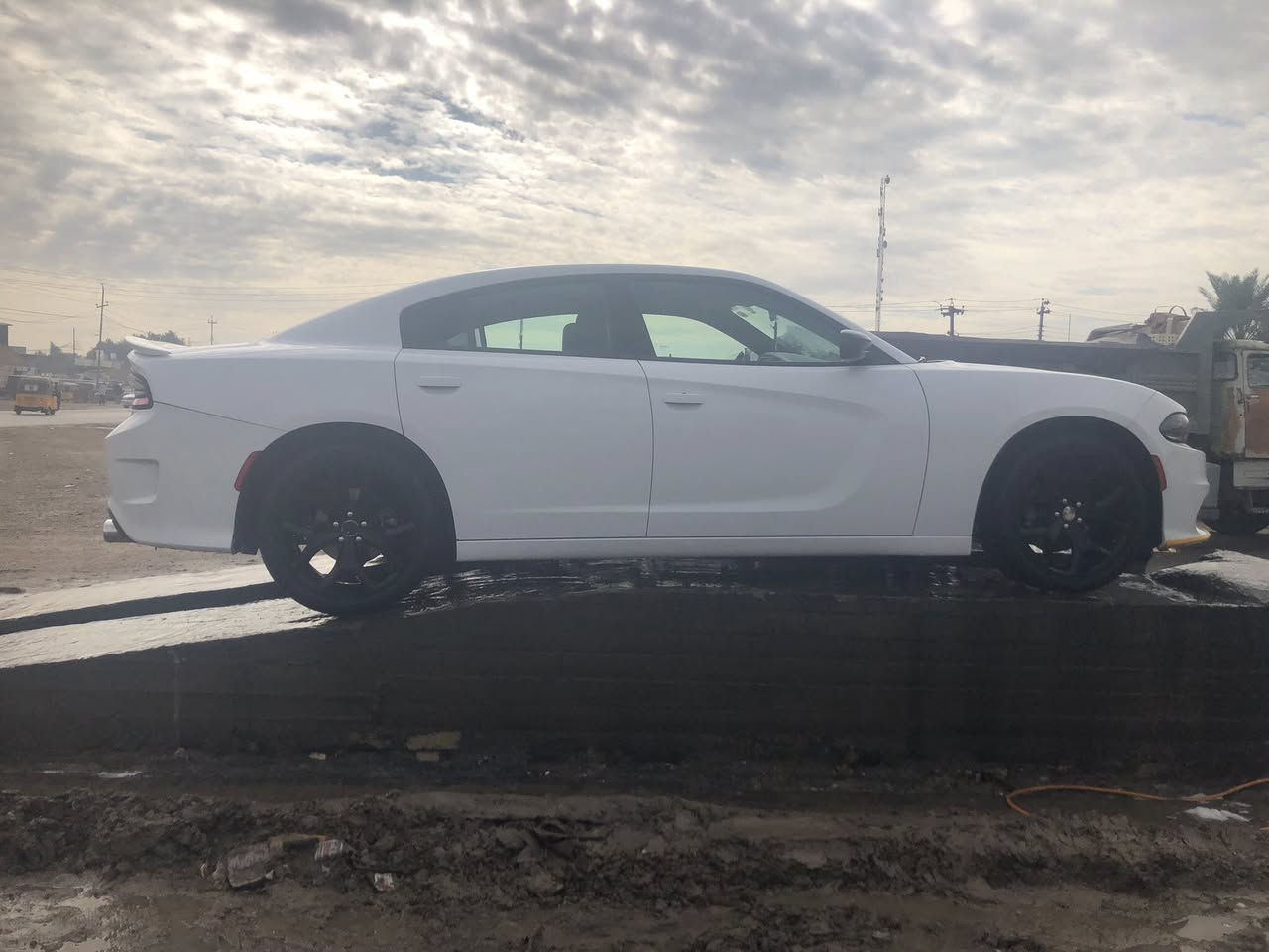 السلام عليكم سياره حلوه وخير من الله ونضيفه وستخدام شخصي سنويه بئسمي*********** رقم اربيل وارد كندي
